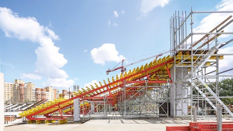 В процессе опалубливания использовались стандартные элементы опалубочной системы VARIO: листы фанеры, балки VT и GT 24, ригеля SRU на башнях PERI UP Rosett. Использование такой конструкции обусловлено наличием данных элементов на площадке, задействованных в процессе опалубливания стен, а также высоким качеством бетонной поверхности, получаемой в итоге.