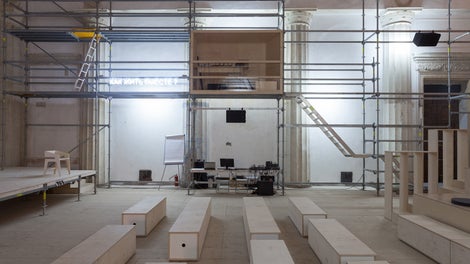 Конструкции из системы лесов PERI служили не только в качестве опоры для размещения экспонатов, на них также размещалась будка для переводчиков, участвовавших в пресс-конференции.