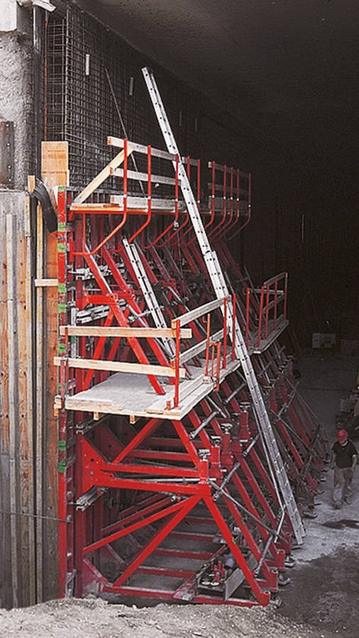 Na área do portal no sul, a altura da parede se desvia da seção transversal padrão. A altura máxima de 9,60 metros foi concretada em duas etapas. Até uma altura de 6,55 metros, foram utilizados quadros de contraventamento e elementos de formas para painéis TRIO e, para o segundo passo de betonagem, os elementos TRIO nos suportes de escalada SKS 180.