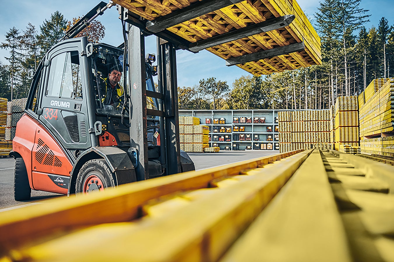 We focus on regional procurement within the DACH region to reduce emissions and ensure a secure and reliable supply chain. As part of our commitment to climate-friendly logistics, we are transitioning our vehicle fleet to electric forklifts, significantly lowering CO₂ emissions. Additionally, our efficient logistics centers in Poland and Malaysia play a key role in optimizing transport processes. By strategically managing both new and used materials, these centers help shorten delivery times and conserve valuable resources.