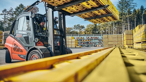 We focus on regional procurement within the DACH region to reduce emissions and ensure a secure and reliable supply chain. As part of our commitment to climate-friendly logistics, we are transitioning our vehicle fleet to electric forklifts, significantly lowering CO₂ emissions. Additionally, our efficient logistics centers in Poland and Malaysia play a key role in optimizing transport processes. By strategically managing both new and used materials, these centers help shorten delivery times and conserve valuable resources.