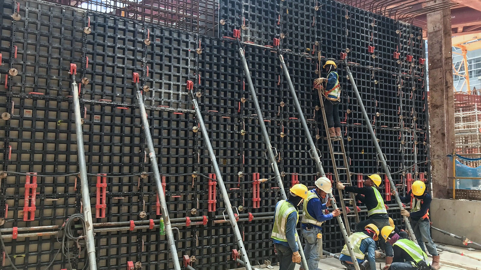 Extensions with DUO Panels are possible in 15 cm or 30 cm increment. For extensions over 4.05 m, an additional waler is required at every horizontal connection.