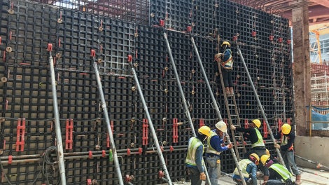 Extensions with DUO Panels are possible in 15 cm or 30 cm increment. For extensions over 4.05 m, an additional waler is required at every horizontal connection.