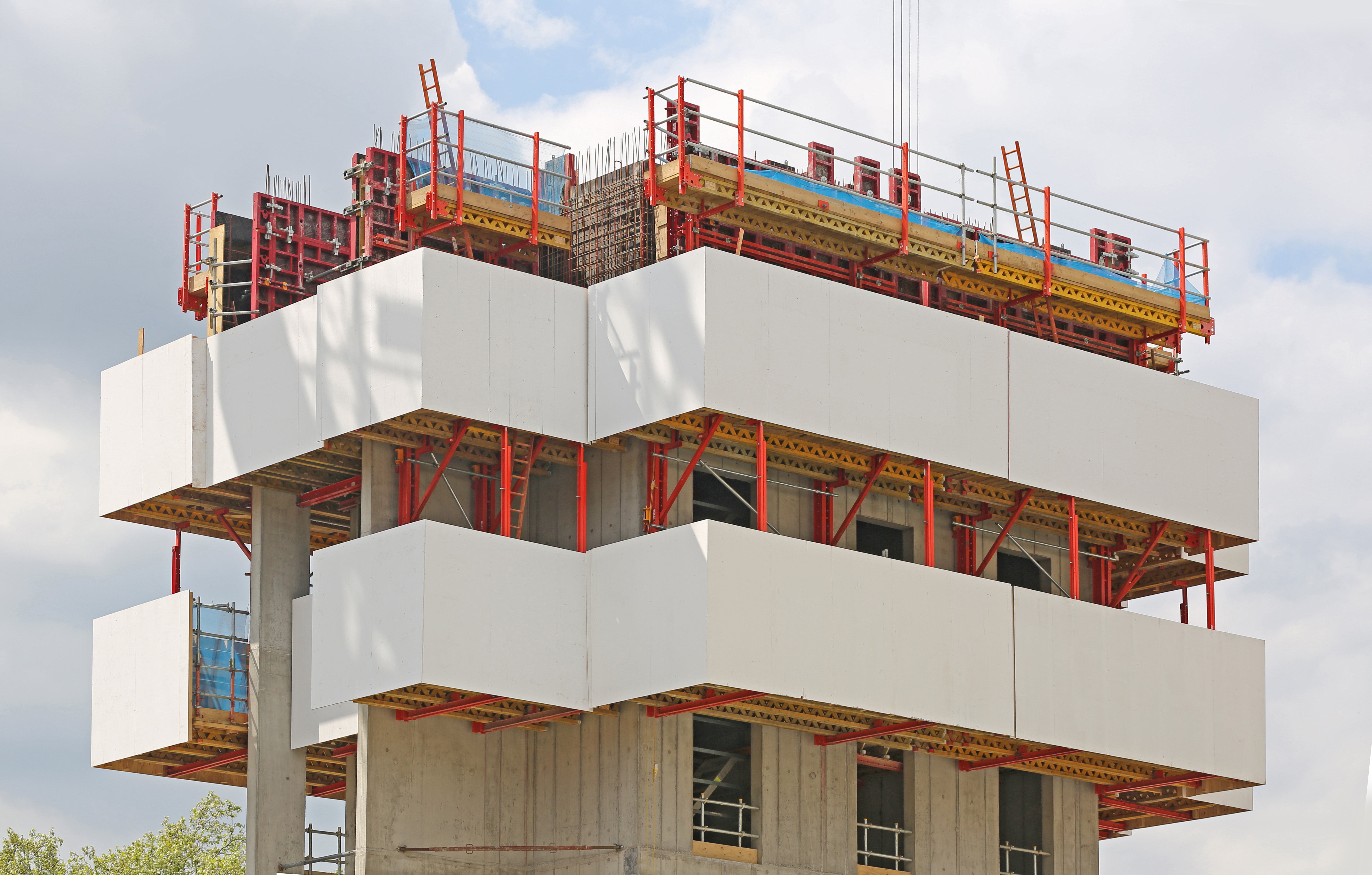 El encofrado de paneles MAXIMO y el sistema de trepado de rieles RCS utilizamos para lograr este acabado de concreto limpio en altura.