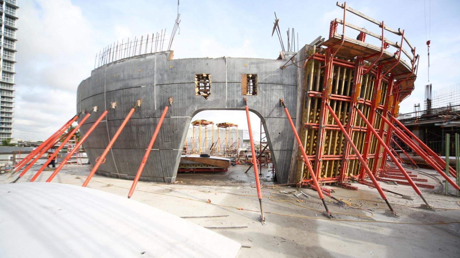 VARIO forms on a VARIOKIT structure for the construction of the concave-shaped walls.