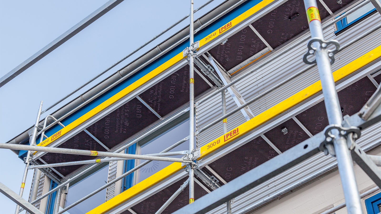 Durchstiegbelag mit Leiter im Fassadengerüst