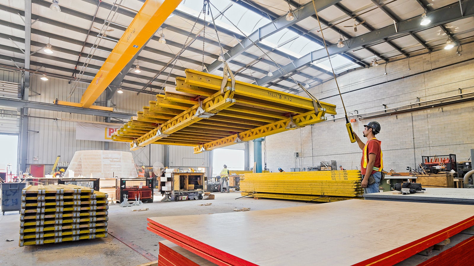Des spécialistes du montage PERI qualifiés et formés professionnellement effectuent le prémontage en usine.