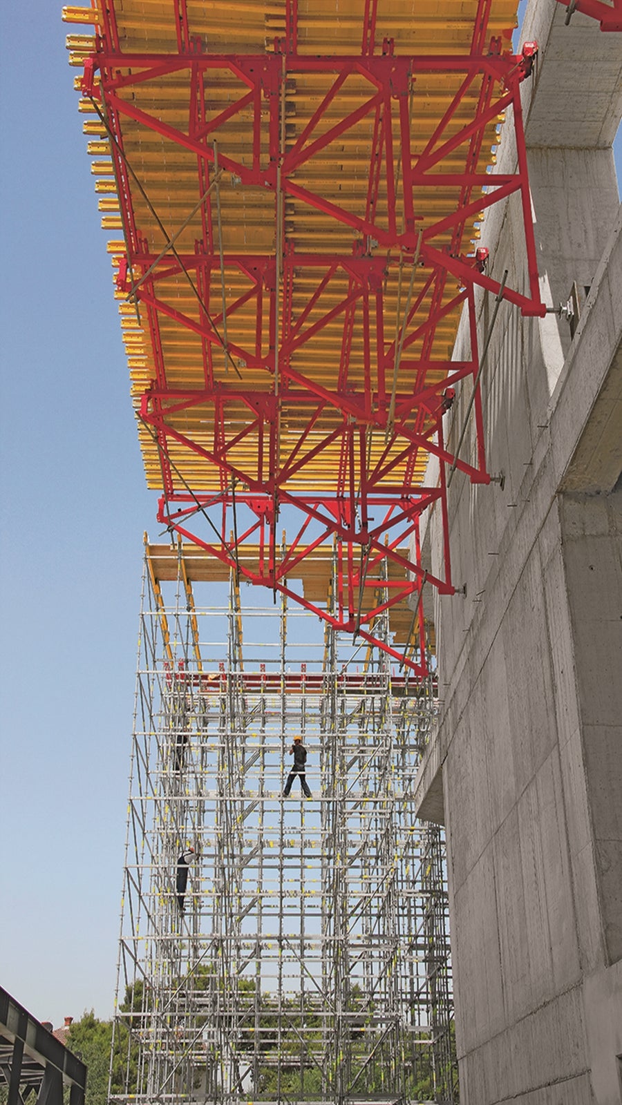水平に配置された PERI SB ブレースフレームによって支えられる作業プラットフォームの面積は 7 m x 58 m。<br/>高さは15 m です。