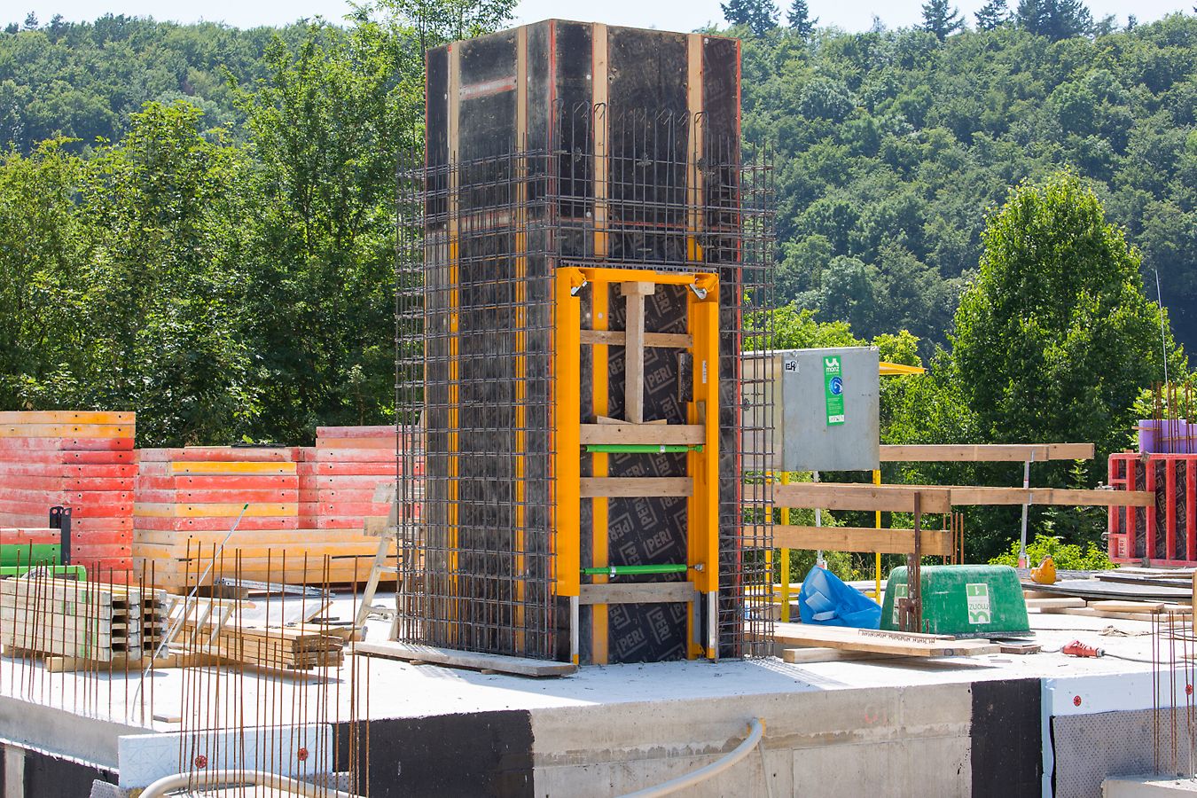 Time saving - assembly under 10 min with low number of components<br/>No specialist tools needed, easy to train to workforce<br/>Adaptable to different wall and recess widths<br/>Easy stripping with telescopic adjustment