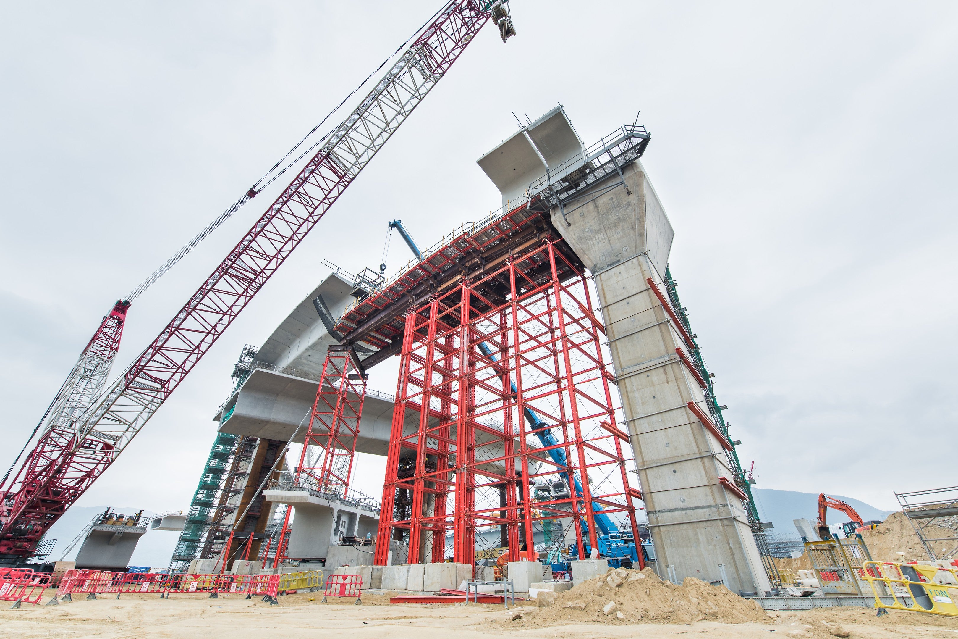 18m high VST towers were erected on site for F3 end span