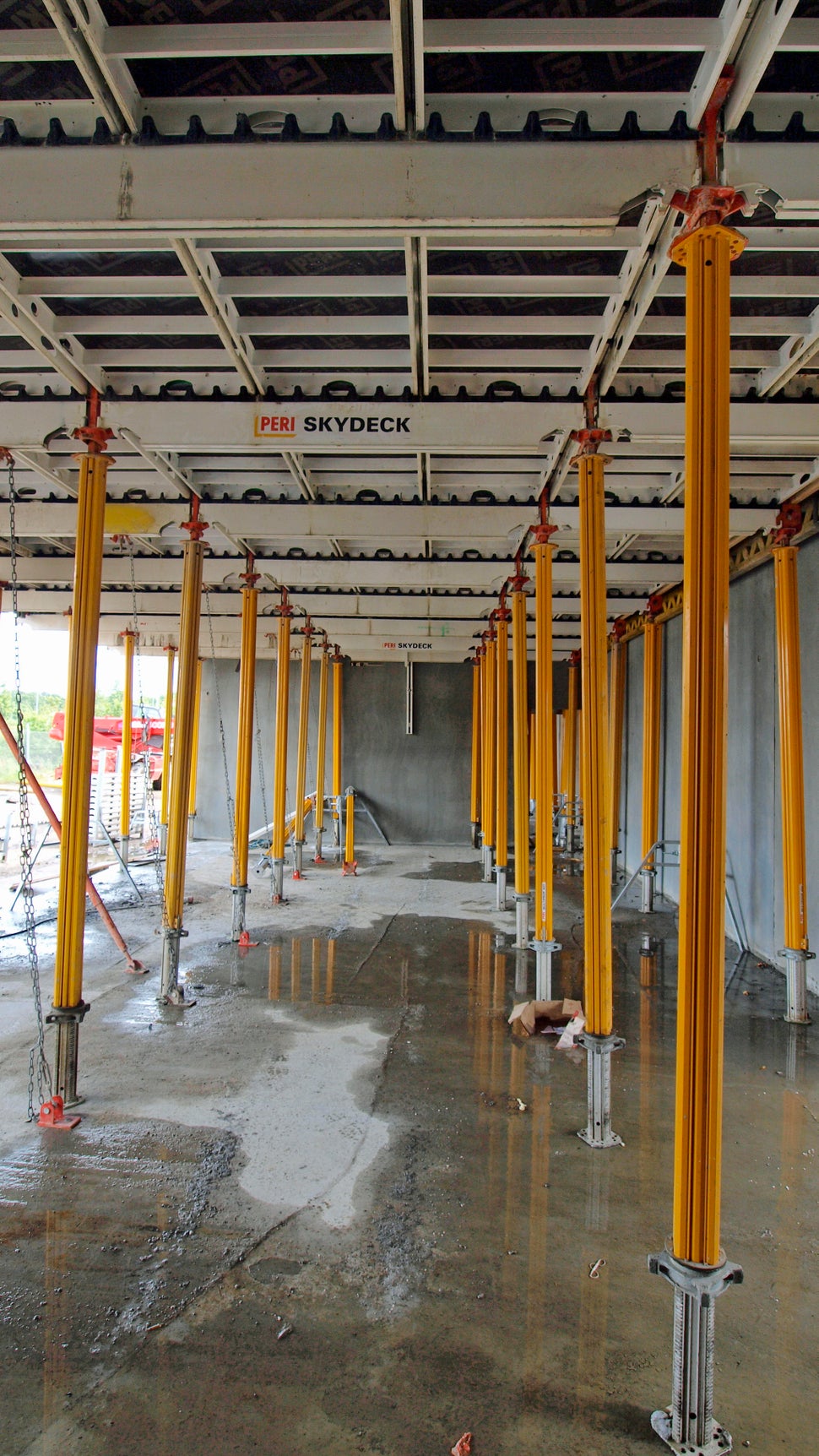 SDU Kolding - SKYDECK med MULTIPROPPER og udkragede dæk, sikret med kæder.