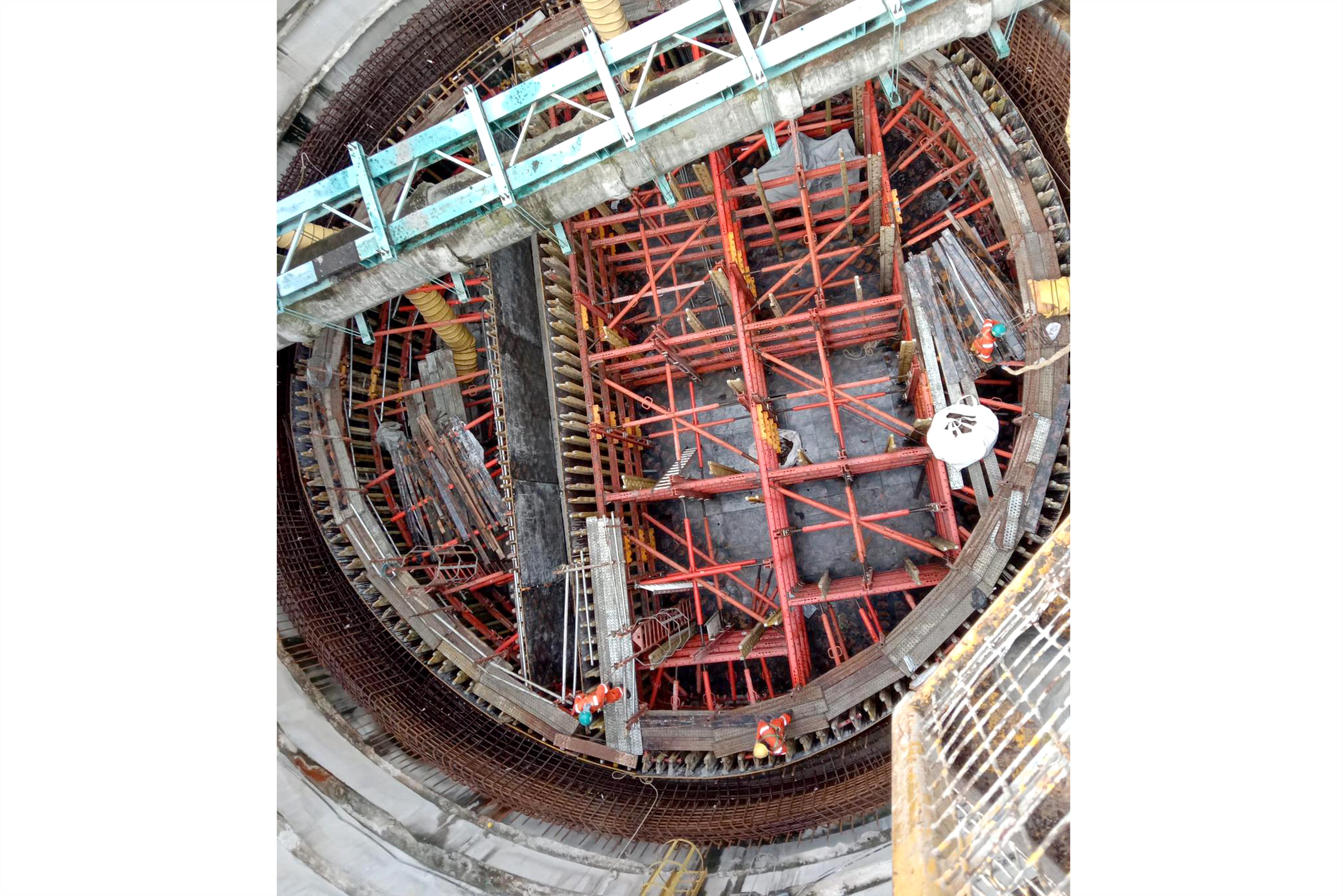 Middle SRU walers were preassembled with girders to be easily lifted down the shaft
