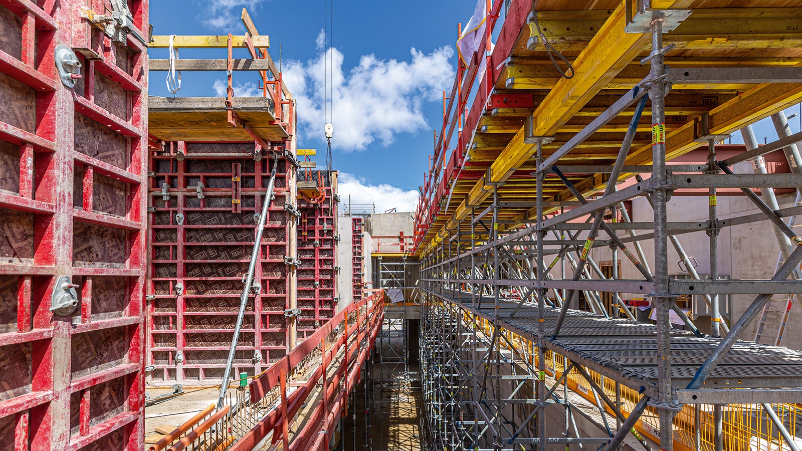 Pravidelná podlaží byla realizována s pomocí rámového bednění MAXIMO, podpěrných systémů PERI UP a bezpečnostního systému PROKIT.