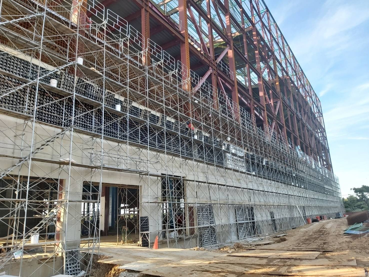 Hsin Cheng Logistics Centre has a total construction area of ​​105,785 m2. PERI provided the lightweight and extremely easy-to-use DUO System Formwork for this project.<br/><br/>