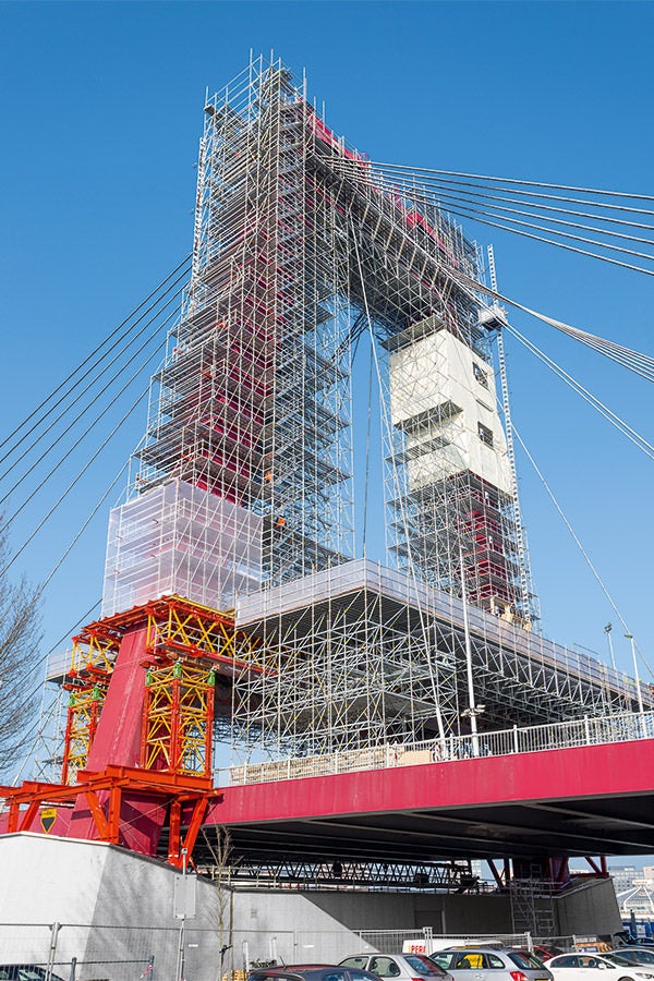 Scaffolding the two pylons of the Williams Bridge was carried out with a PERI system combination of PERI UP and VARIOKIT.<br/>