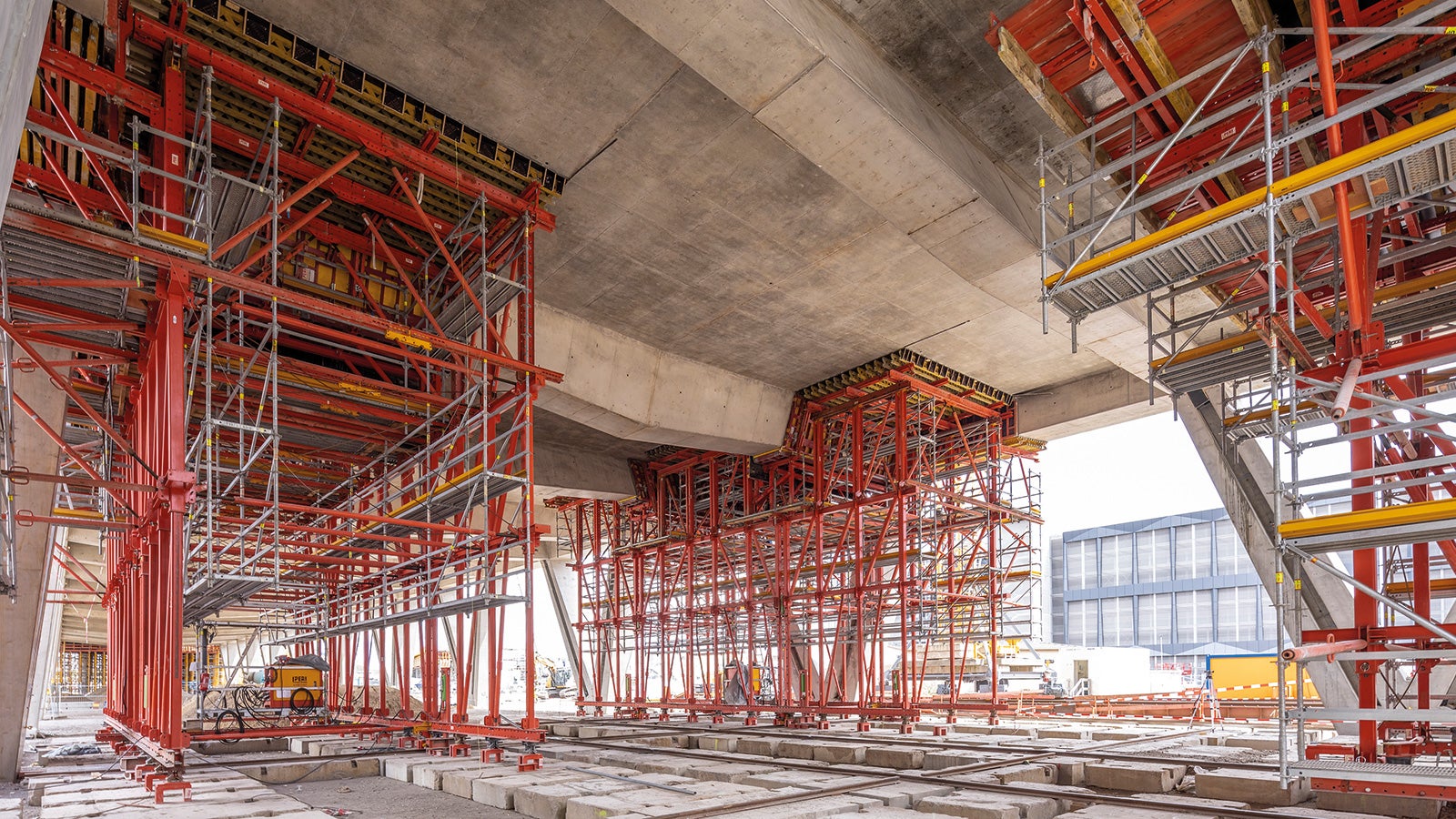 PERI Ingenieure kombinierten die beiden Baukastensysteme VARIOKIT und PERI UP zu einer projektspezifisch maßgeschneiderten Schalwagenlösung.