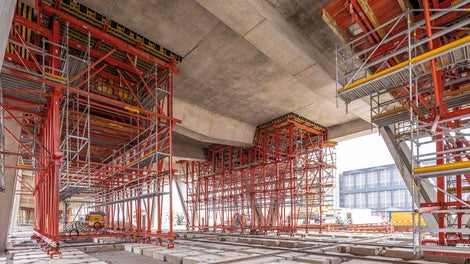 PERI Ingenieure kombinierten die beiden Baukastensysteme VARIOKIT und PERI UP zu einer projektspezifisch maßgeschneiderten Schalwagenlösung.