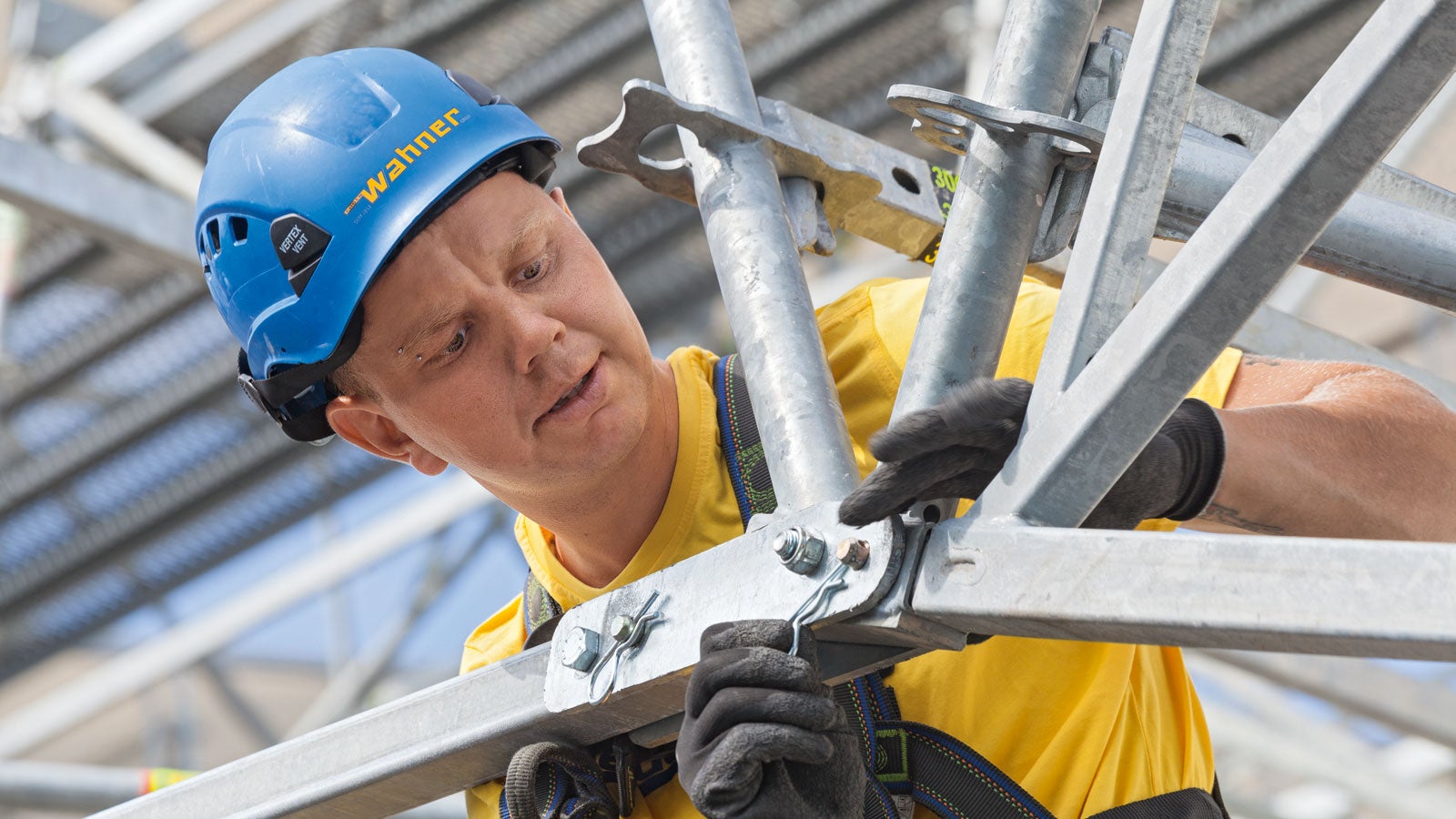 The ridge clasp allows for easy fixation of the roof slope and during lifting the LGS segments. The connection work takes place largely without tools by bolts and spring connectors.