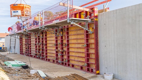 Das modulare MAXIMO Konsolensystem MXK mit leichten Systembauteilen sorgt für eine flexible Arbeitsbühnenlösung.