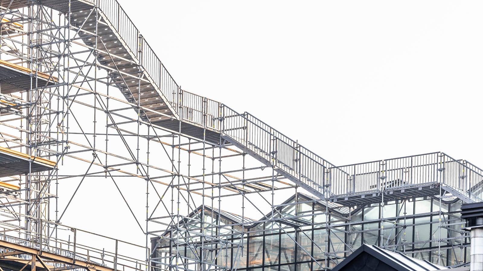 Ein besonderes Merkmal des Treppendesigns ist der 90-Grad-Winkel, mit dem sich die Treppe um das Gebäude windet. (Foto: PERI SE)