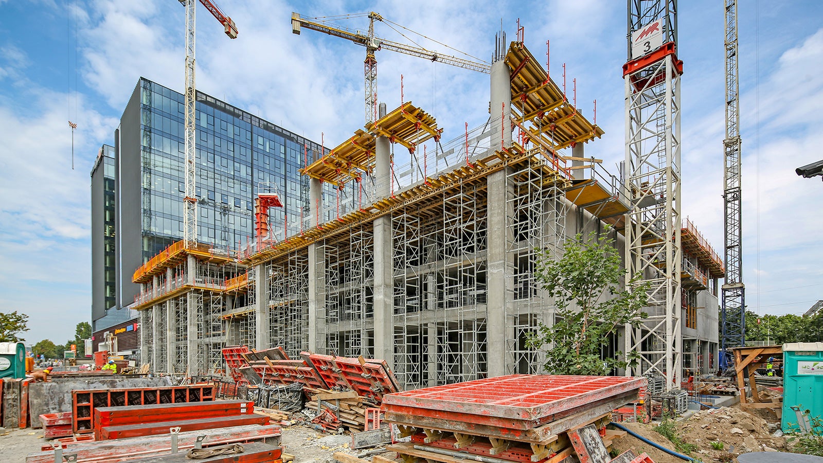 Zastosowanie wież stosu ST-100 wraz z zabezpieczeniem krawędzi w postaci siatek PMB pozwalają na sprawną i bezpieczną pracę na znacznej wysokości.