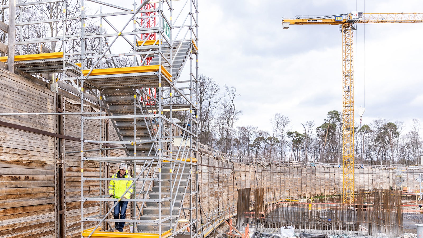 整个系统的核心部分是三个周长1100米的环形隧道，壁厚和顶板厚度达到了6.3米。