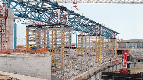 Μετά την τοποθέτηση των δικτυωμάτων μήκους 72 m, τρεις πύργοι υποστύλωσης ανυψώθηκαν με γερανό και μεταφέρθηκαν οικονομικώς αποδοτικά στο επόμενο σημείο χρήσης.