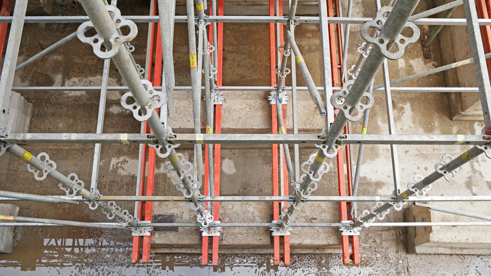 Для того чтобы обеспечить устойчивость, башню высотой 13 м установили на искусственное основание из ригелей SRU.