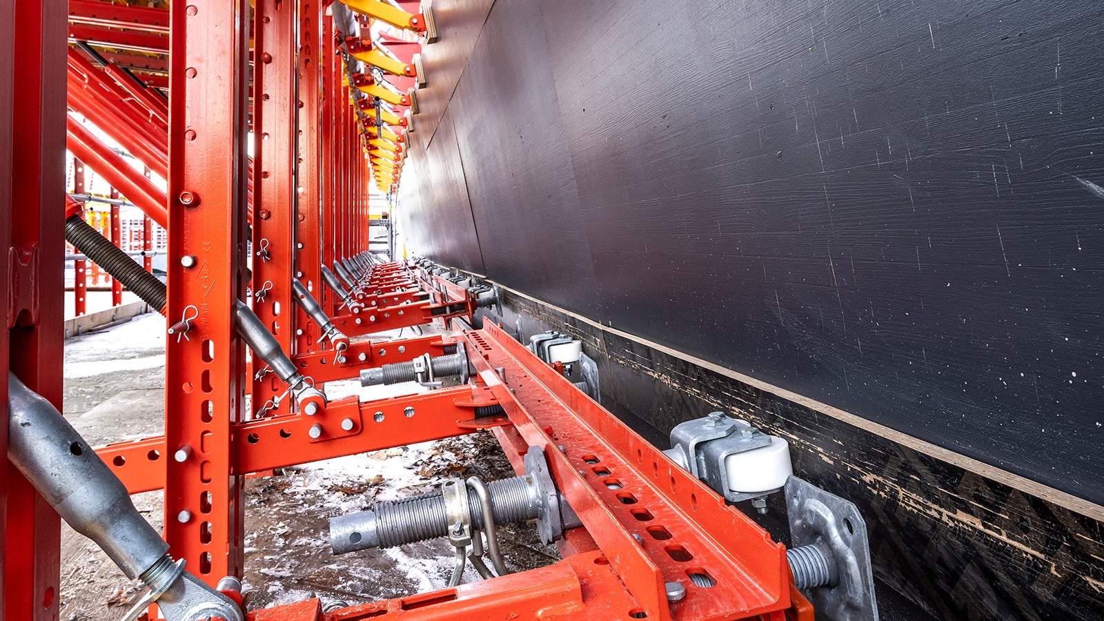 The pressure rollers run on a formlining strip that protects the coated steel structure. Adjustable pressure rollers make it possible to pass over bracing ribs.