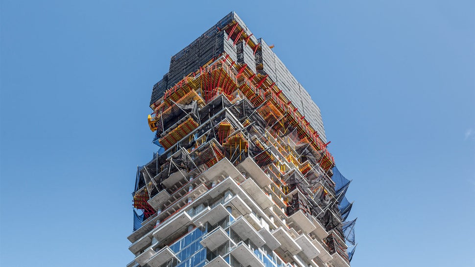 La disposizione sfalsata dei piani e gli innumerevoli balconi hanno richiesto una progettazione dettagliata delle casseforme e delle protezioni perimetrali