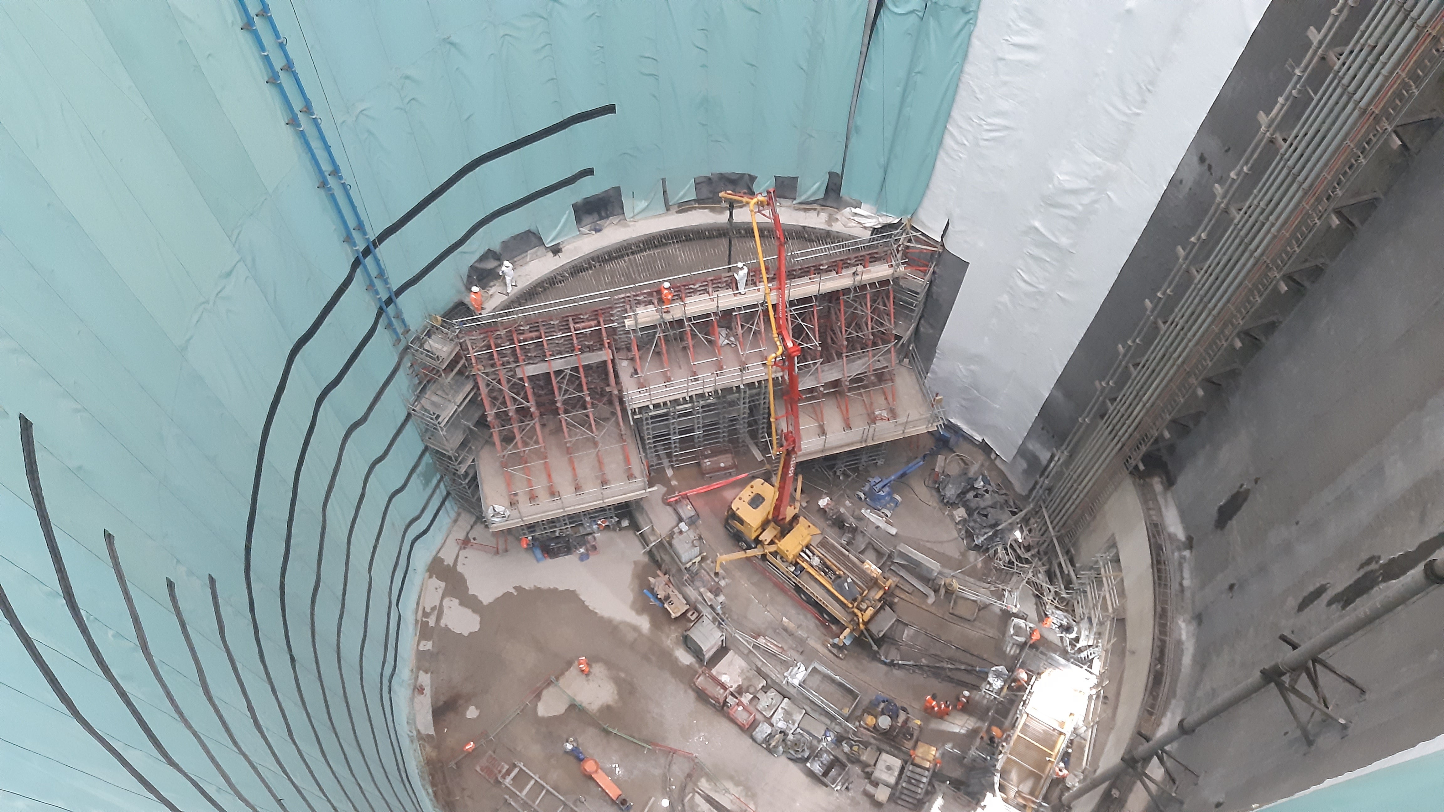 We designed a formwork solution which split the concreting process into two halves to accommodate the 15m height of the tunnel portals. 