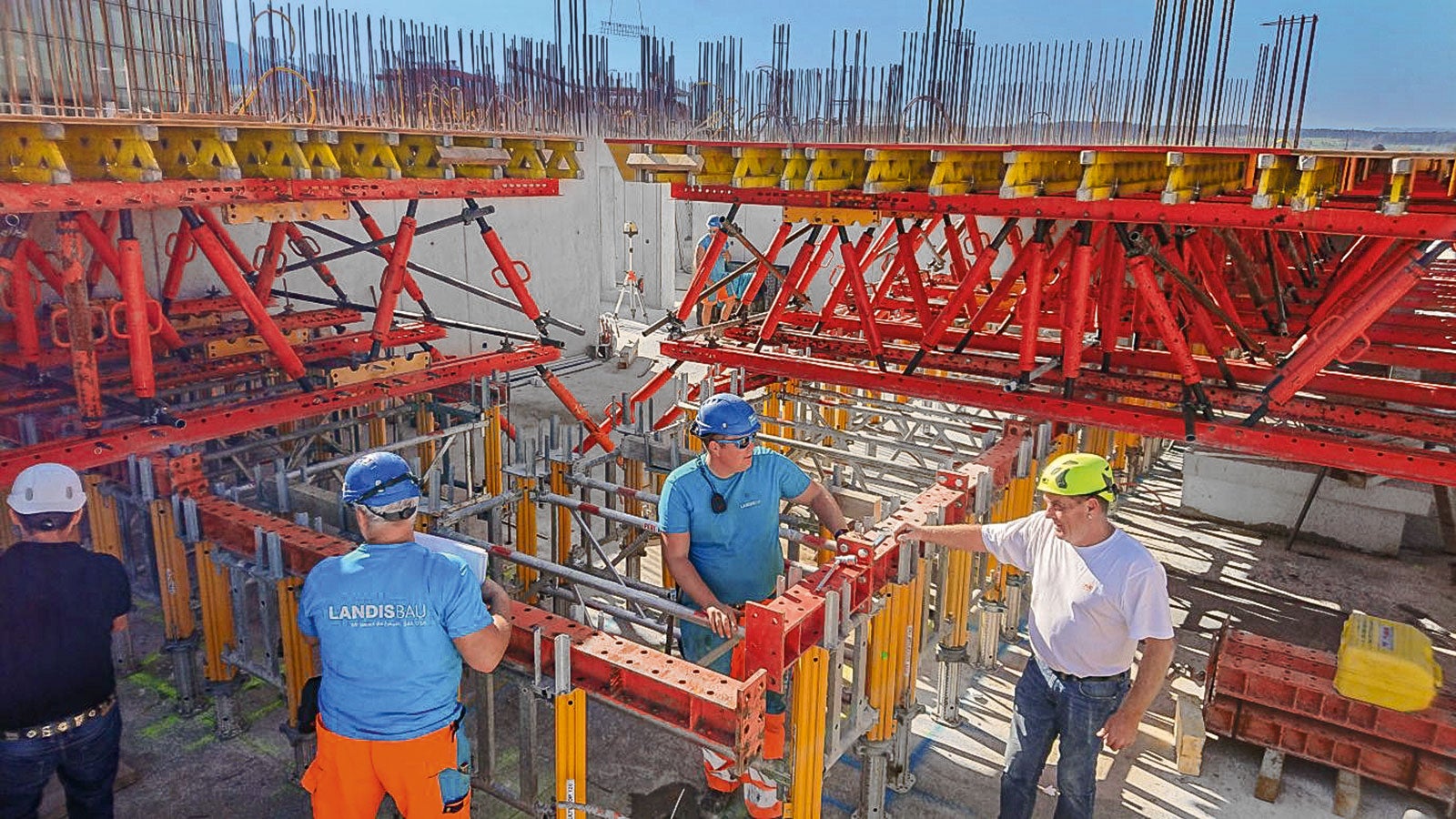 With the help of specially assembled framework-type tables comprised of parts from the VARIOKIT Engineering Construction Kit, it was always possible to realise the range of balcony cantilevers as well as accommodating the high loads from the parapet prefabricated elements in the same system. 