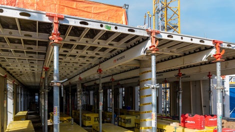 De in het werk gestorte vloeren worden ondersteund middels de lichtgewicht aluminium SKYDECK Paneelbekisting van PERI.