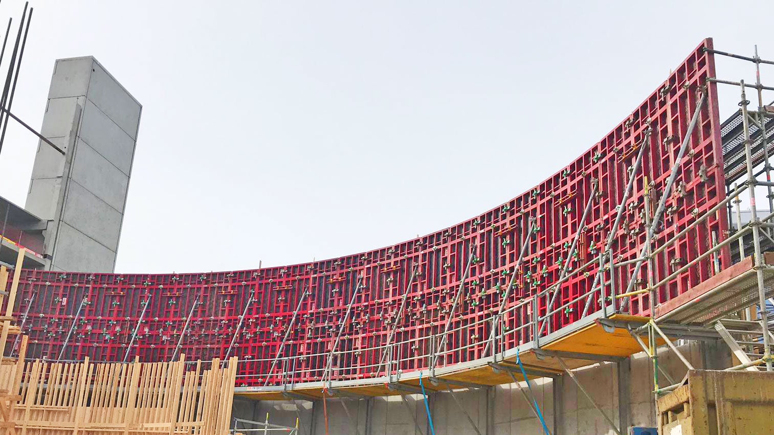 MAXIMO-seinämuotit FB 180 -niveltyötasojen päällä.