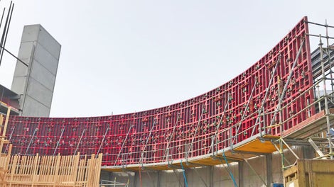 MAXIMO-seinämuotit FB 180 -niveltyötasojen päällä.