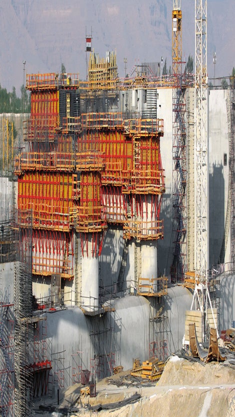 The variable VARIO girder wall formwork, together with SKS climbing scaffold, formed large area transportable units.