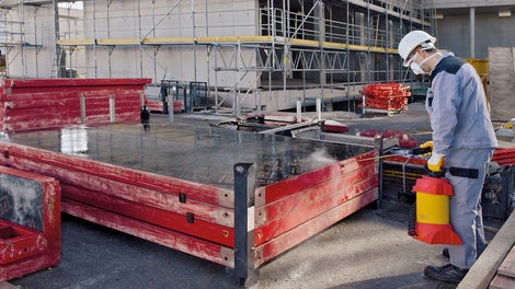 Separační prostředky PERI jsou tekuté separační prostředky pro beton na bázi minerálních olejů s chemickým a fyzikálním účinkem, které lze použít na běžná bednění a stavební nářadí.