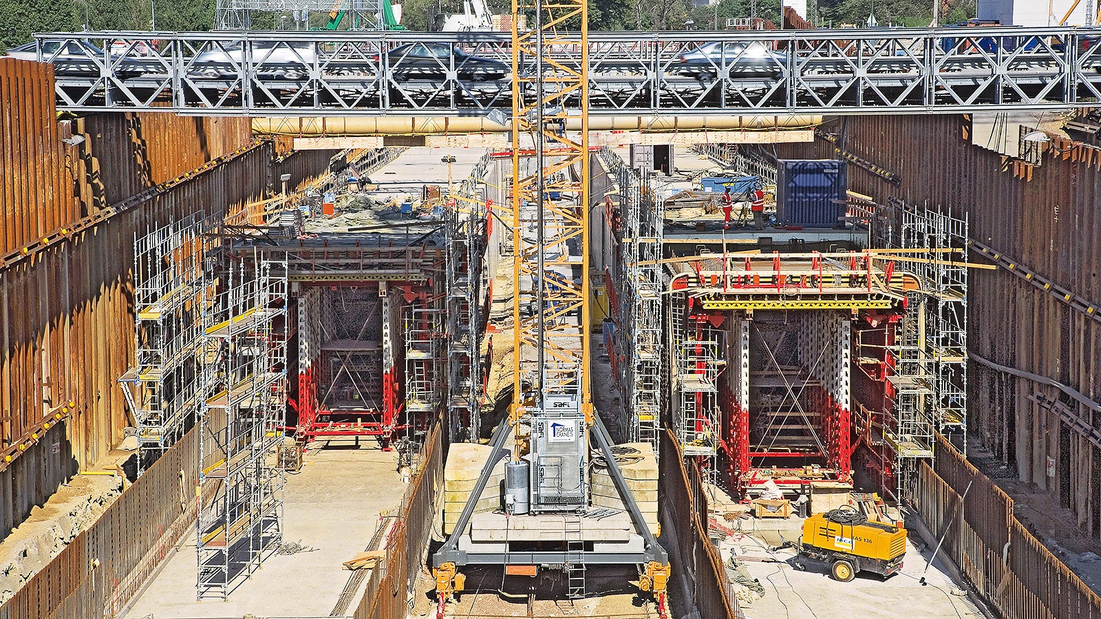 The southern entrance area was constructed using the cut-and-cover method for a length of around 1.5 km. With the two PERI formwork carriages, the walls and slabs of the two separate tunnels could be cost-effectively concreted in one pour.