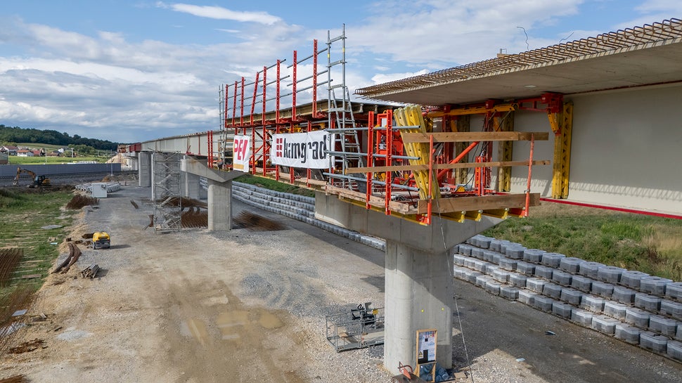 Die VARIOKIT VCT Kragarmbahn, eine mit dem bauma Innovationspreis 2025 ausgezeichnete Lösung für Stahlverbundbrücken, feiert in Kroatien Premiere.<br/>(Foto: PERI SE)
