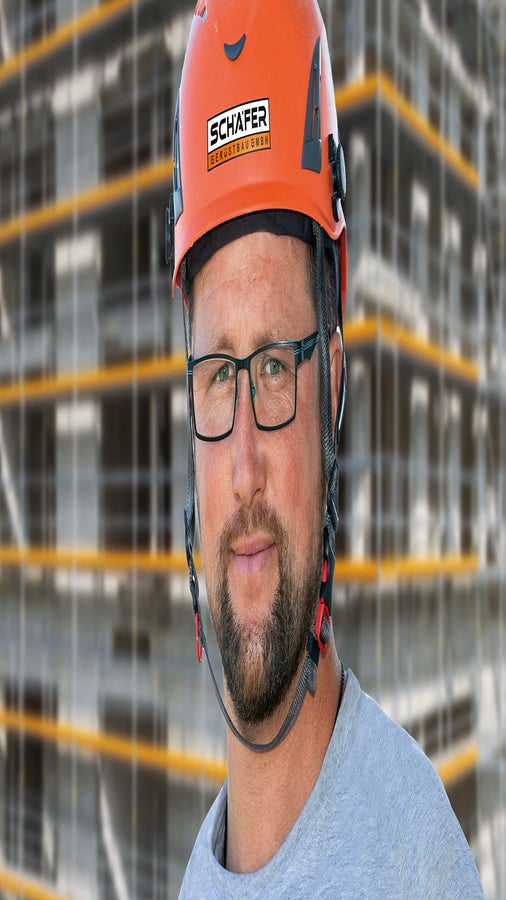 „Wir sind mit PERI UP Easy super flexibel. Und mit der Stielvariante können wir auch das für das ganze Gebäude notwendige Innengeländer vorlaufend montieren – eine Erleichterung für die Mitarbeiter, da ohne PSAgA und temporäres Montageschutzgeländer gearbeitet werden kann.“