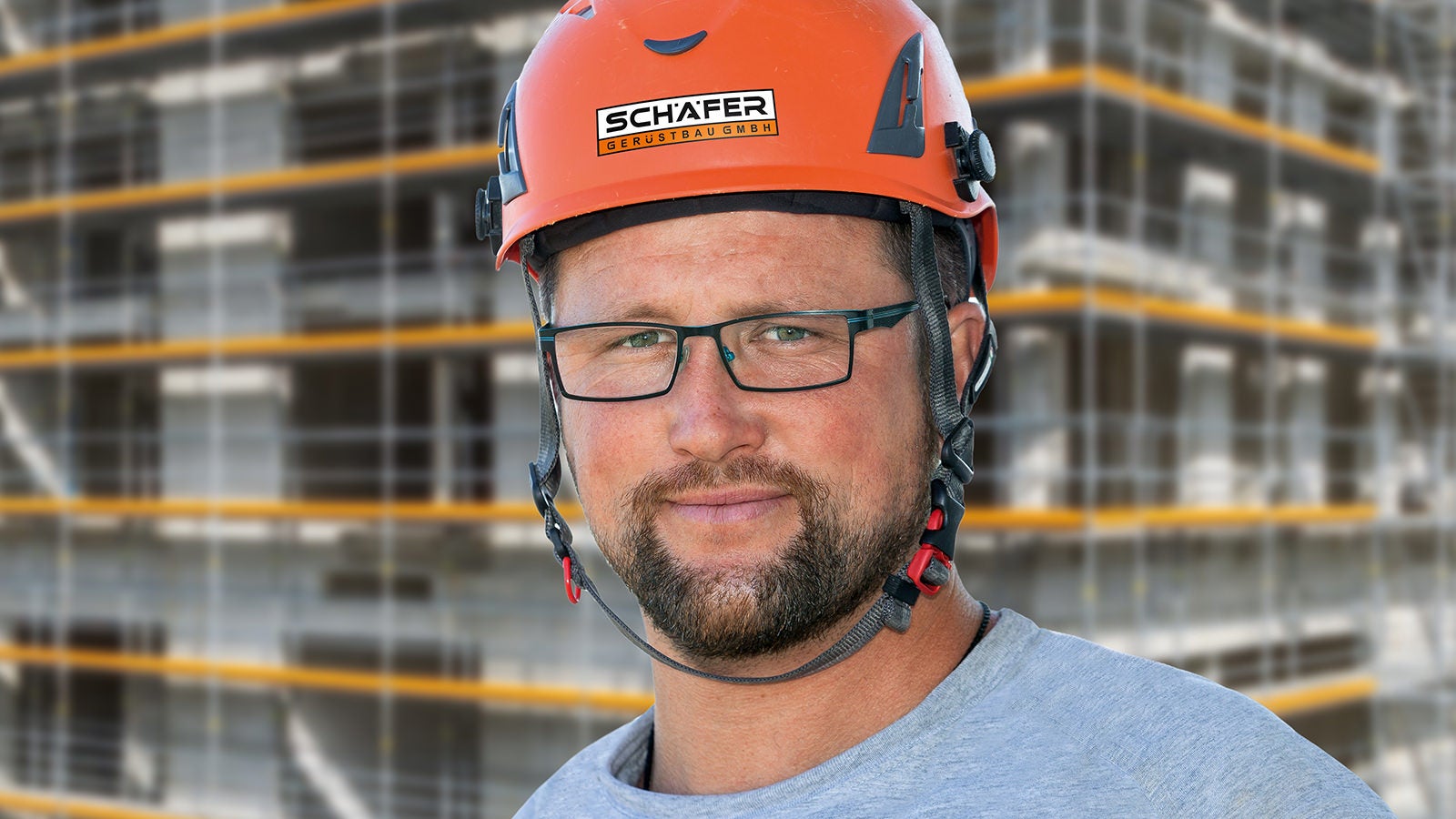 „Wir sind mit PERI UP Easy super flexibel. Und mit der Stielvariante können wir auch das für das ganze Gebäude notwendige Innengeländer vorlaufend montieren – eine Erleichterung für die Mitarbeiter, da ohne PSAgA und temporäres Montageschutzgeländer gearbeitet werden kann.“