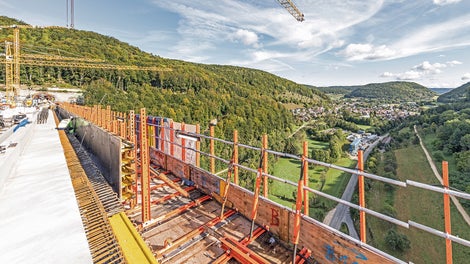 Zur abschnittsweisen Kappenherstellung am östlichen Überbau wurden die Arbeitsbühnen über die gesamte Brückenlänge vorgehalten. Die projektspezifische VARIOKIT Lösung der PERI Ingenieure berücksichtigte die anschließende Zusatzverwendungen als Montage- und Nacharbeitsbühne.