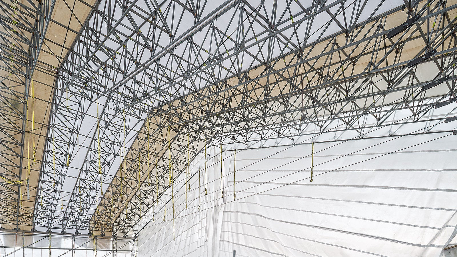 Nach Fertigmontage des LGS Wetterschutzdaches konnte das Flachdach innerhalb der heruntergekühlten Dacheinhausung auch bei hohen Außentemperaturen segmentweise saniert werden.