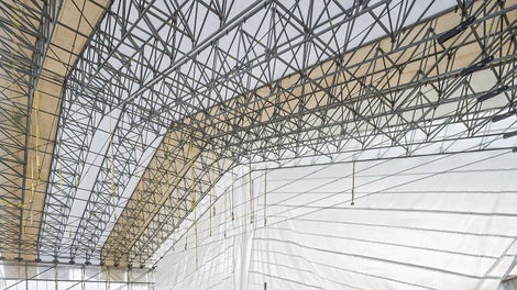 Nach Fertigmontage des LGS Wetterschutzdaches konnte das Flachdach innerhalb der heruntergekühlten Dacheinhausung auch bei hohen Außentemperaturen segmentweise saniert werden.