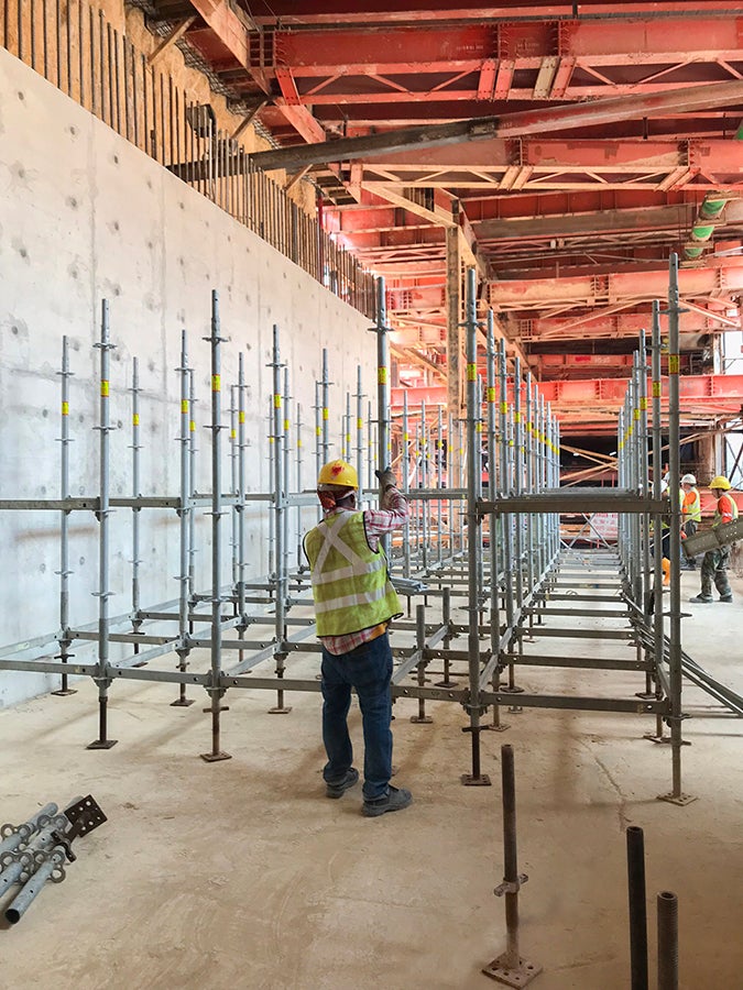 Even with just a few workers on site, PERI UP Flex Shoring can be mounted extremely fast due to the Gravity Lock and self-securing decking.