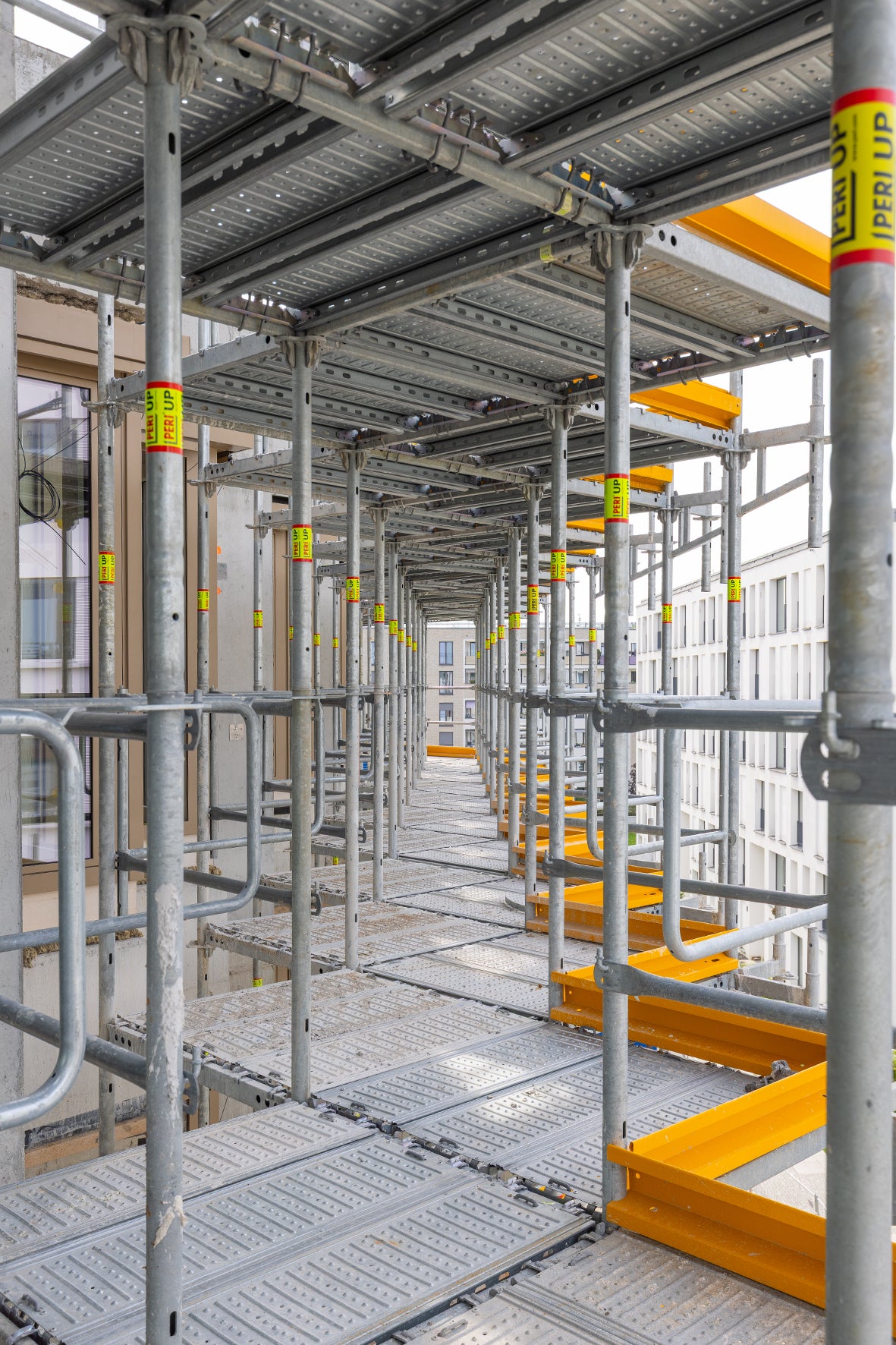 Nahezu ohne aufwendige Rohr-Kupplungsarbeiten schmiegte sich die Zickzack-Einrüstung eng an die komplexe Bauwerksgeometrie an.