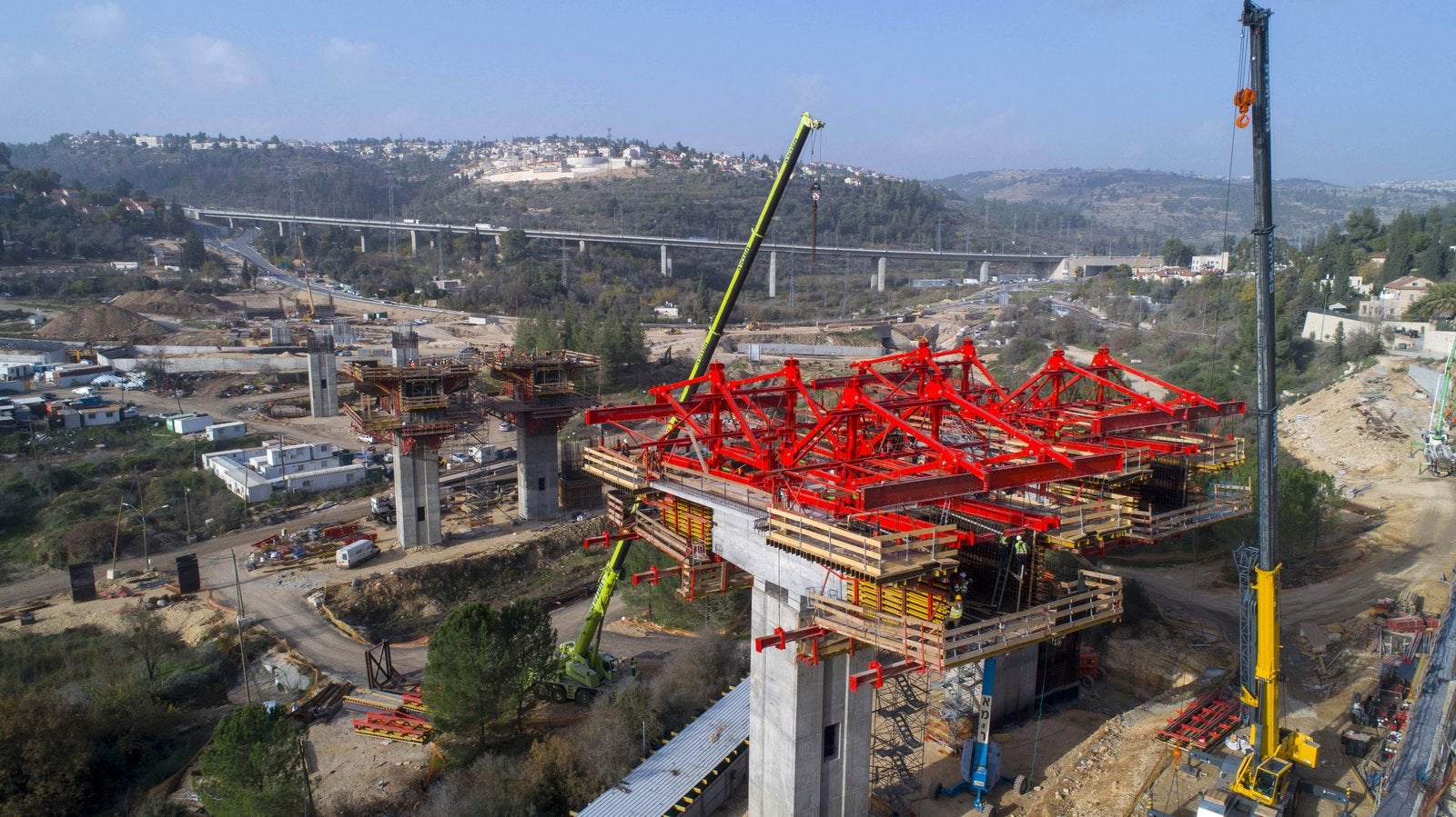 יציקת המיסעה באמצעות מערכת VBC ואת ראשי הפטיש באמצעות מערכת VARIOKIT על מגדלי תמיכה מסוג PERI UP.