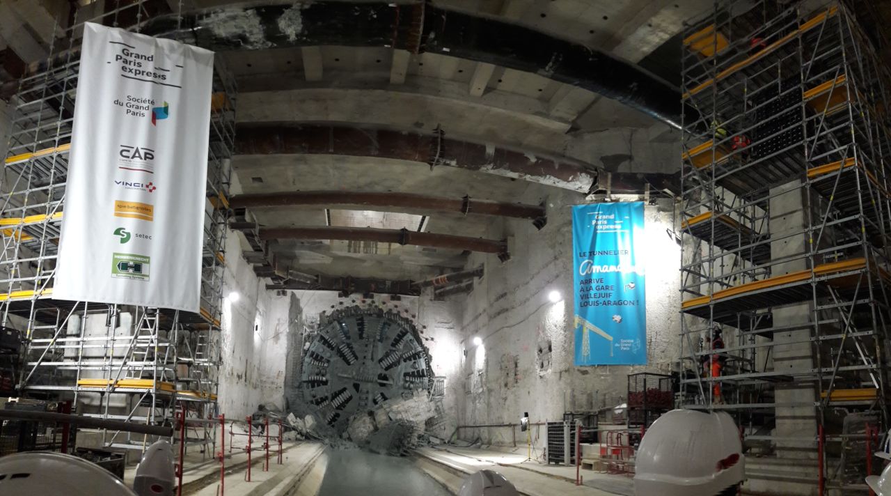 Ligne 15 sud du Grand Paris Express : arrivée du tunnelier Amandine en gare Villejuif-Louis Aragon. De chaque côté du tunnelier des étaiements PERI UP et du coffrage DUO pour la réalisation des poteaux de la gare.