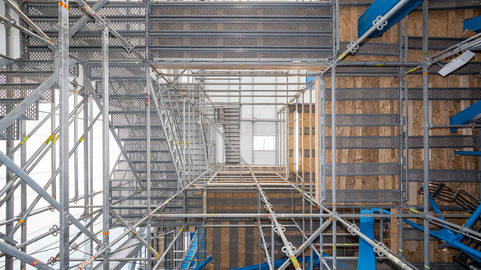 Convenient access means included: the access technology with the 1 m wide flights of stairs was perfectly integrated into the PERI UP scaffold solution and metric system grid.