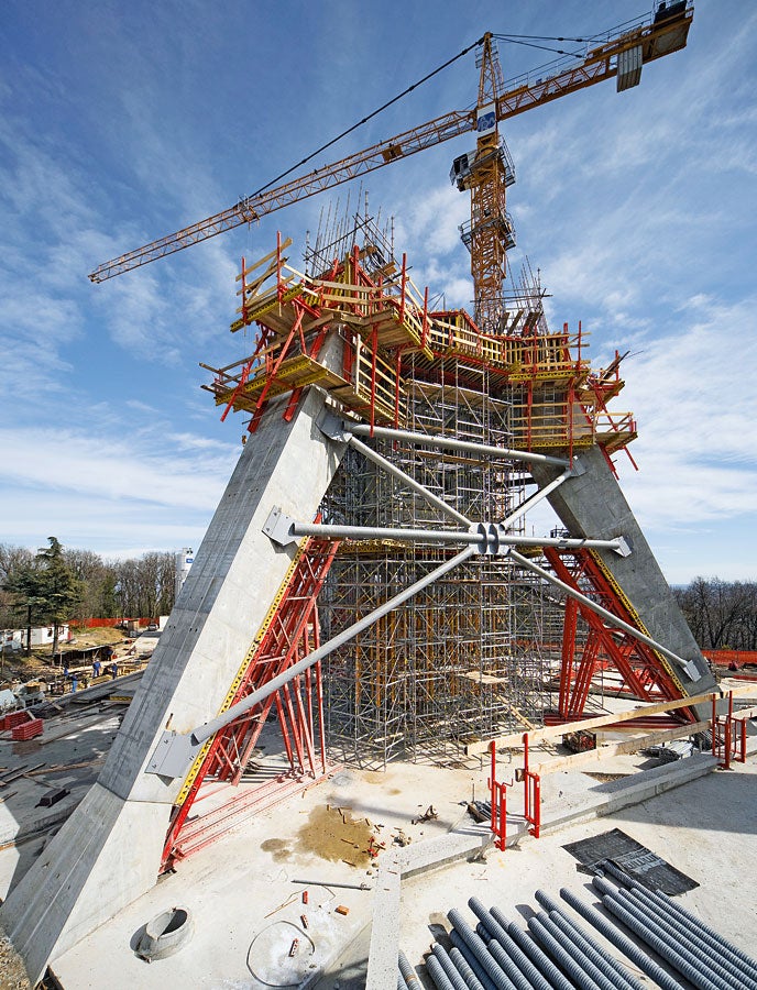The perfectly adapted shoring and working scaffold optimally supplemented the cost-effective formwork solution.
